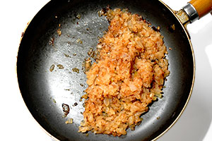 玉ねぎを炒める