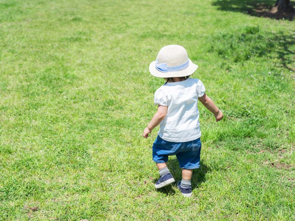 3歳の子が気温38度の歩道を散歩すると30分で熱中症に！