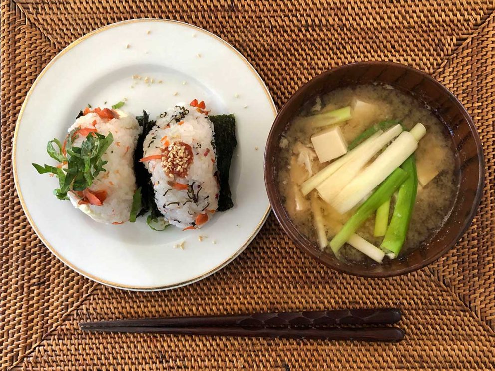 おにぎりと味噌汁